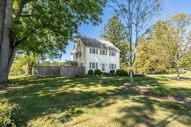 colonial home featuring a front yard