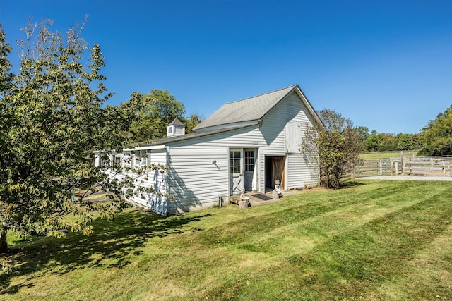 back of house featuring a lawn