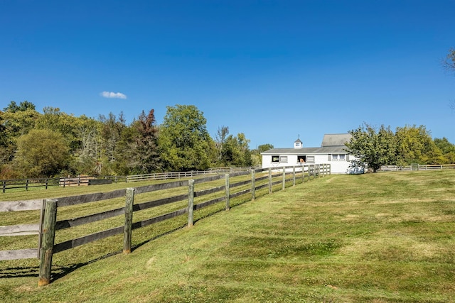 view of yard featuring a rural view