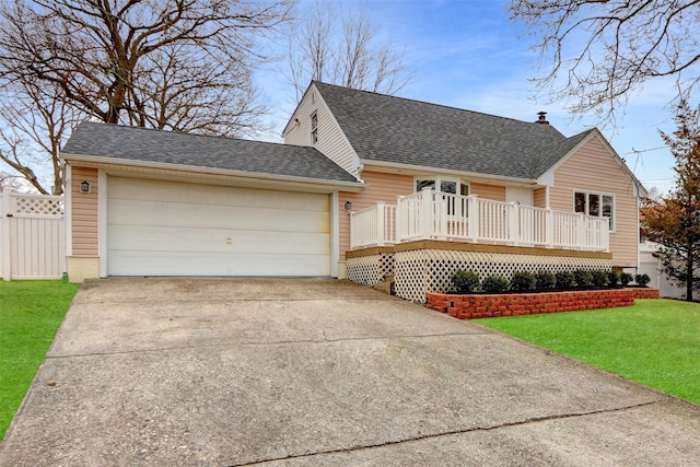 view of front of house featuring a front lawn and a garage