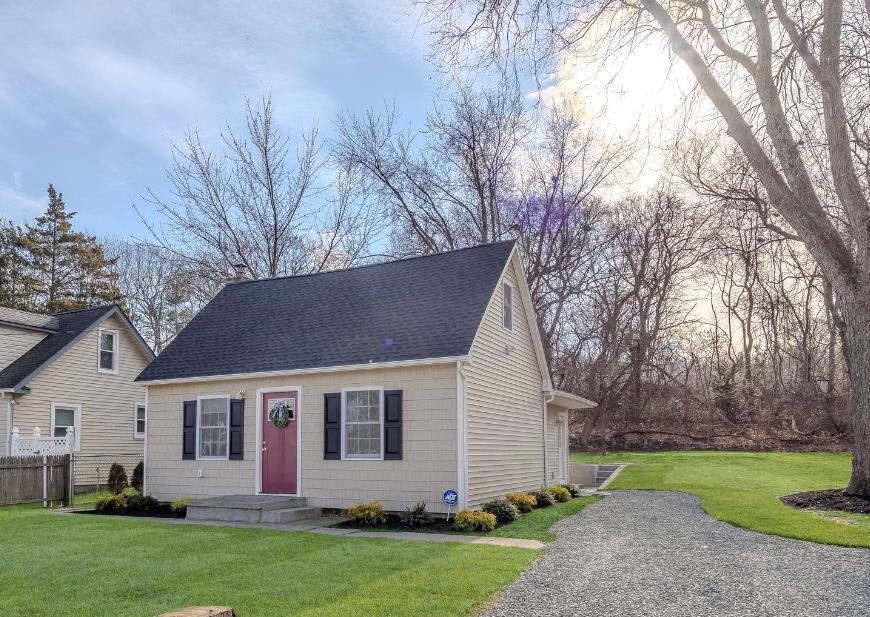 view of front of house with a front lawn