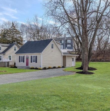 view of front of property with a front yard