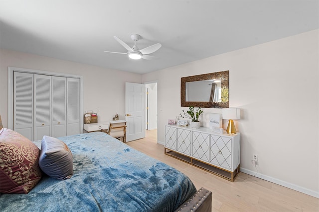 bedroom with light wood-type flooring, ceiling fan, and a closet