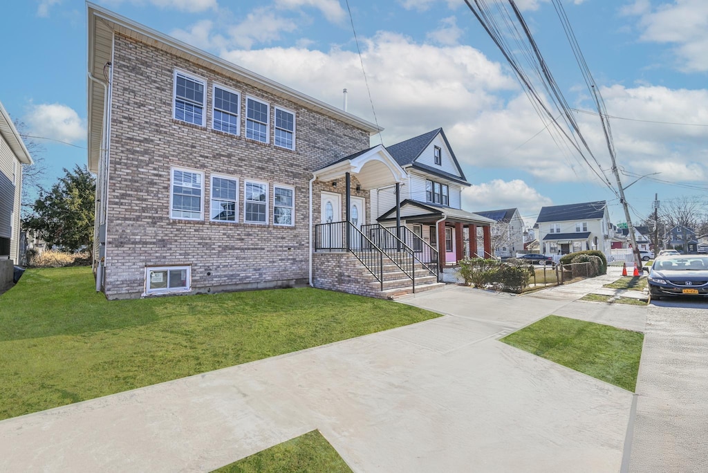 view of front facade featuring a front yard