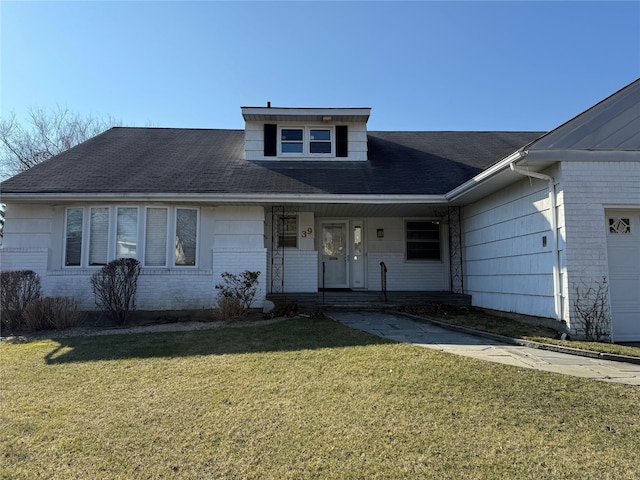 view of front of house featuring a garage and a front yard