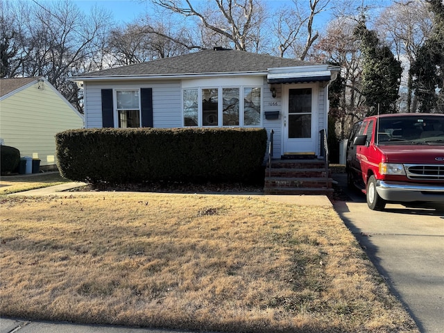 view of front of property with a front yard