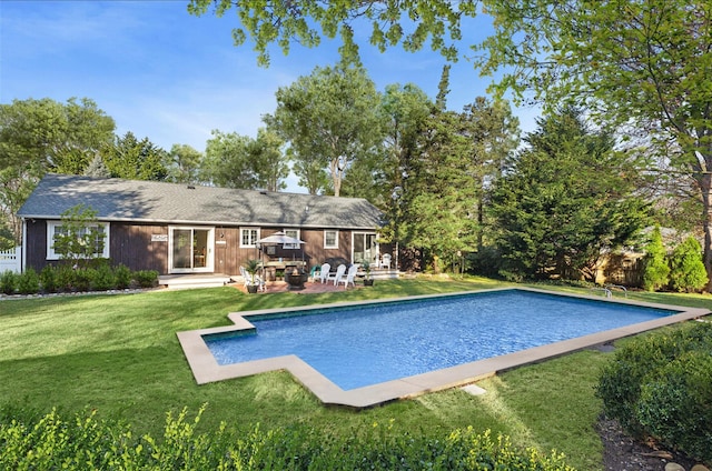 view of pool featuring a yard