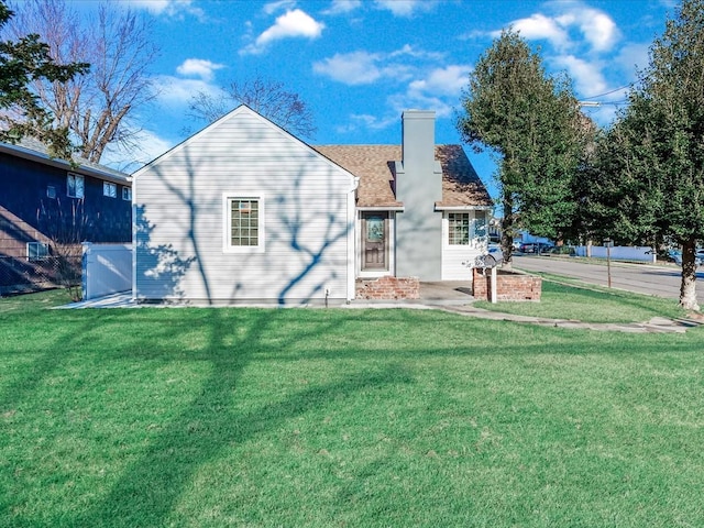 back of house featuring a lawn