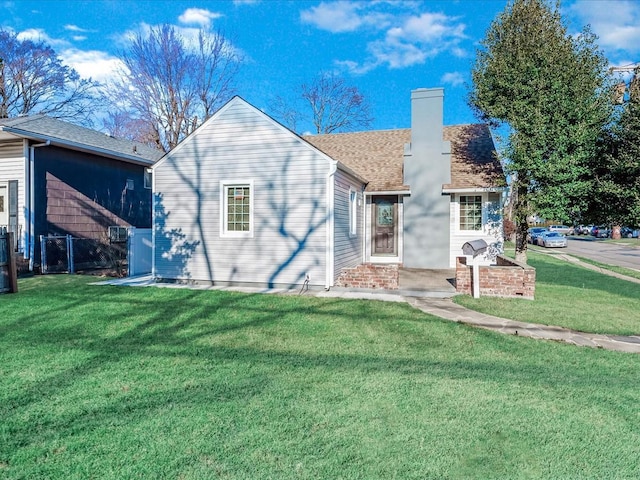 view of front facade with a front yard