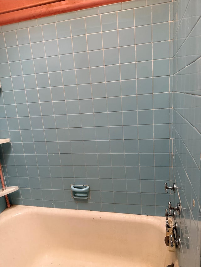 bathroom with tiled shower / bath combo