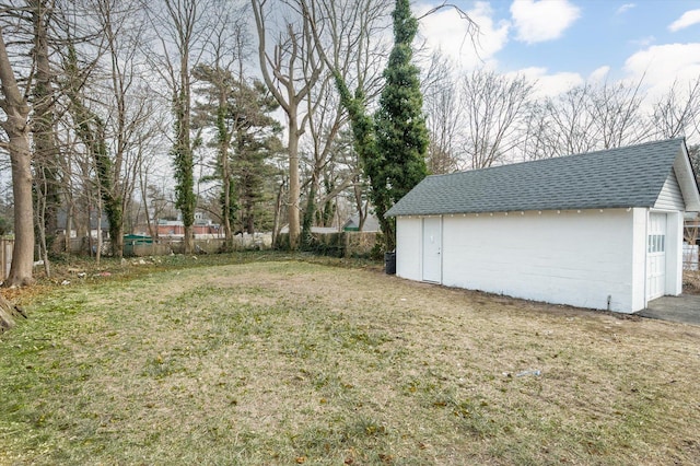 view of yard with an outdoor structure