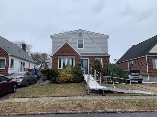 view of front of property featuring a front lawn