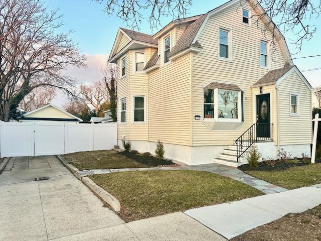 view of front of property with a front yard