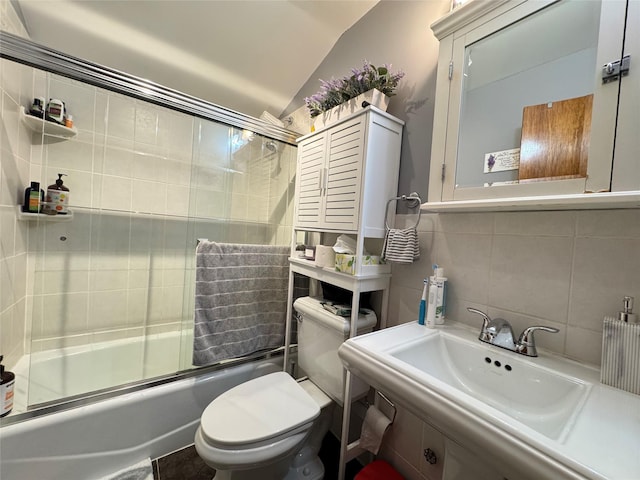 full bathroom with enclosed tub / shower combo, sink, backsplash, toilet, and vaulted ceiling