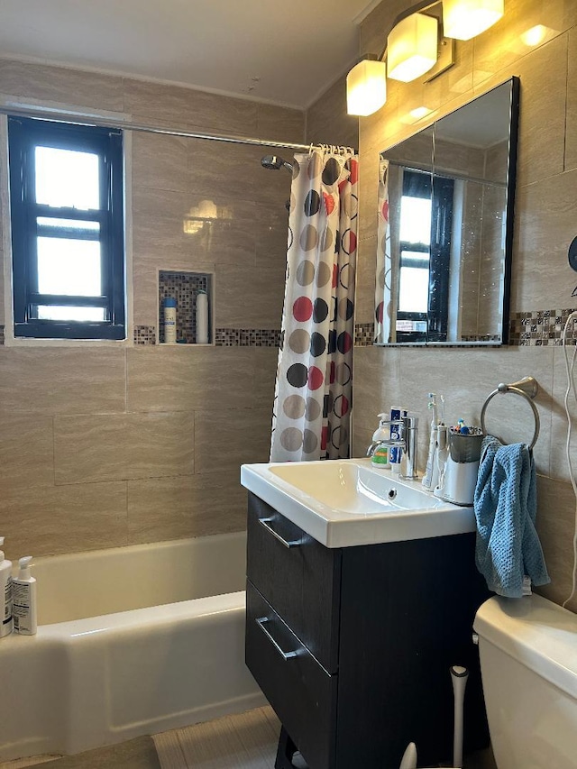 full bathroom with plenty of natural light, toilet, vanity, and shower / bath combo