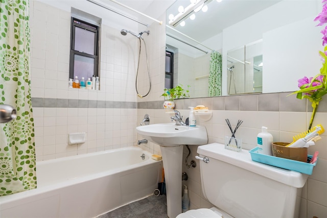 bathroom featuring toilet, tile walls, backsplash, and shower / bath combo