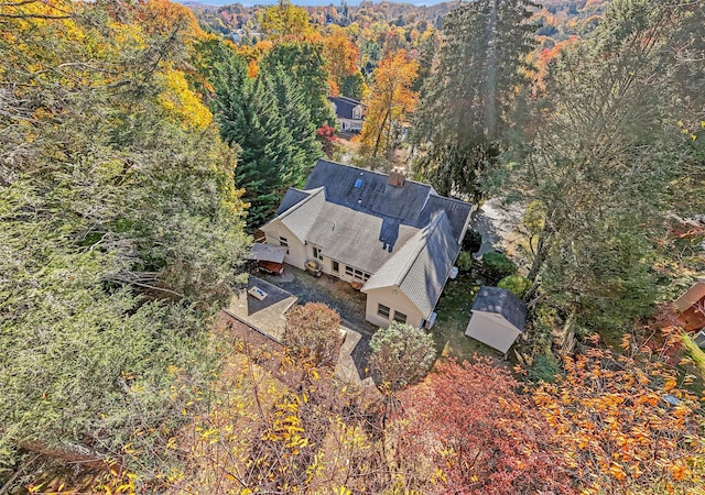 bird's eye view with a wooded view