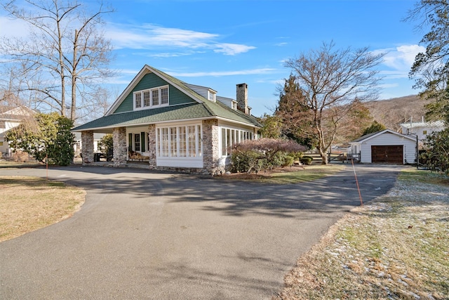 view of front facade featuring an outdoor structure and a garage