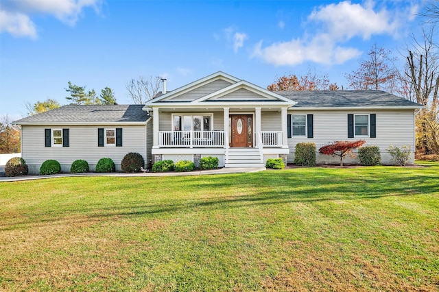 view of front of property featuring a front yard and a porch