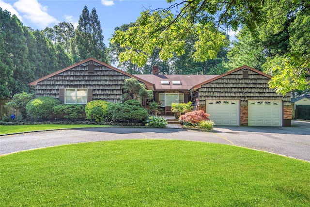 view of front facade featuring a garage and a front yard