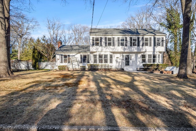 view of front of home featuring a front lawn