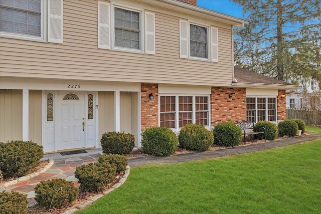 view of front facade featuring a front lawn