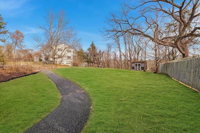 view of yard featuring a storage shed