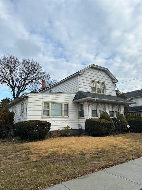 view of front of home with a front lawn