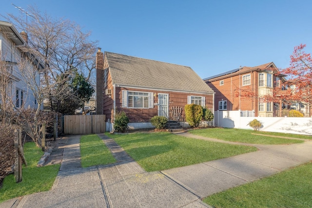 view of front of property featuring a front lawn