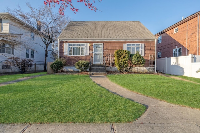 view of front of property featuring a front yard