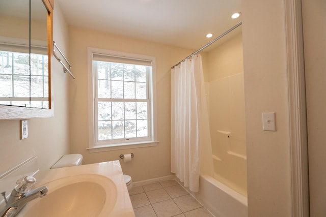 full bathroom featuring tile patterned floors, plenty of natural light, recessed lighting, and toilet