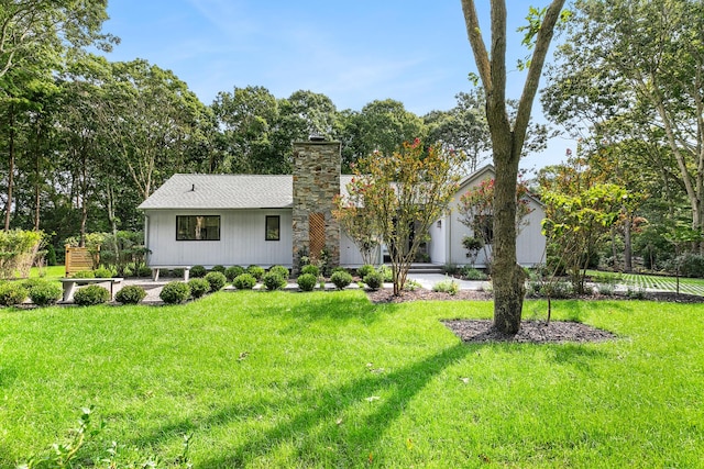 view of front of property featuring a front lawn