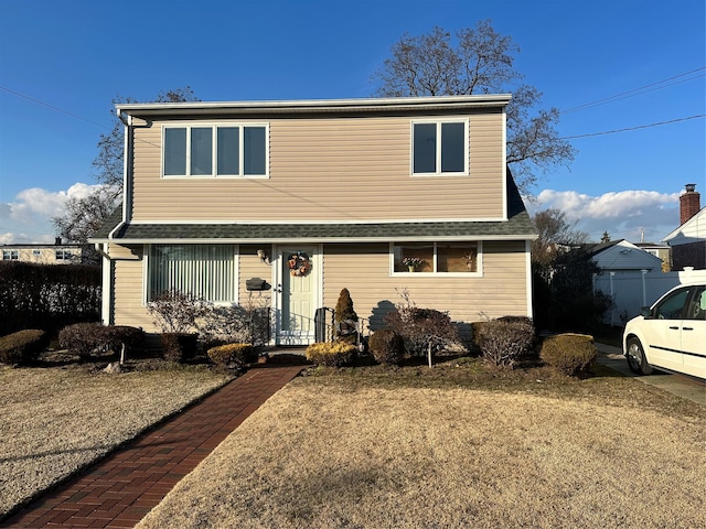 front of property with a front lawn