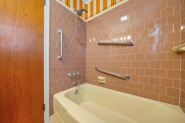 bathroom with tiled shower / bath