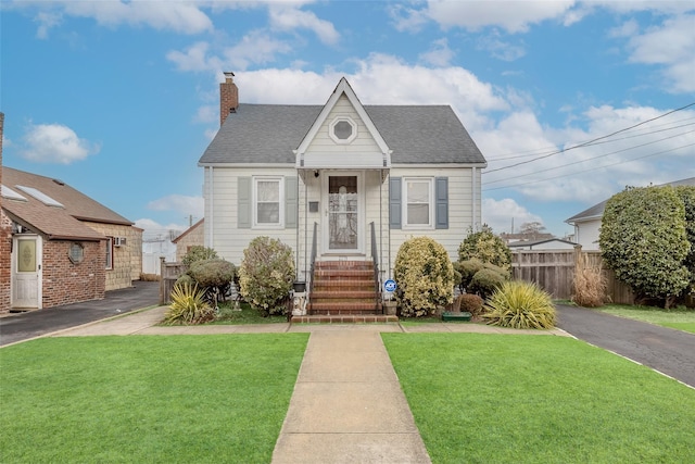 view of front of house featuring a front lawn