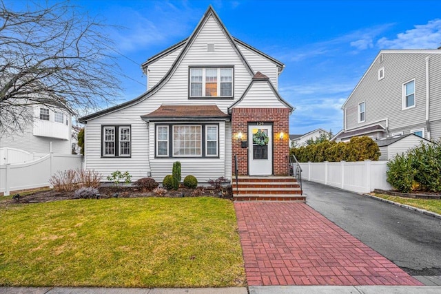 view of front of house featuring a front yard