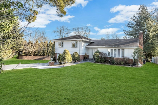 tri-level home featuring a front lawn