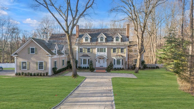 view of front facade with a front lawn