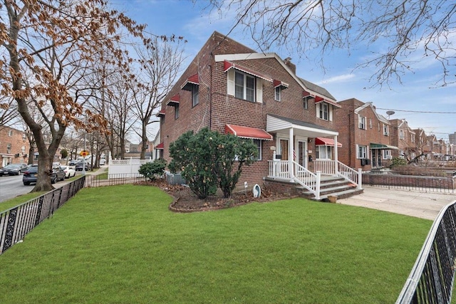 view of front facade featuring a front lawn