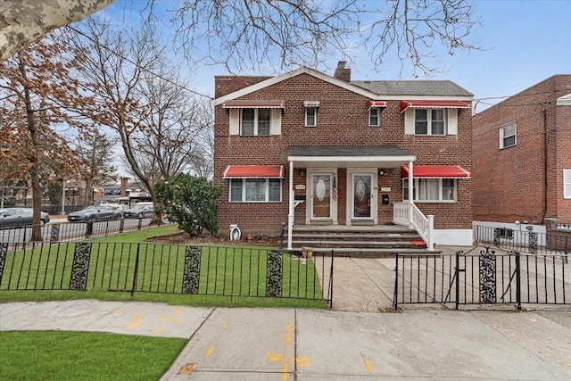 view of front of property featuring a front lawn