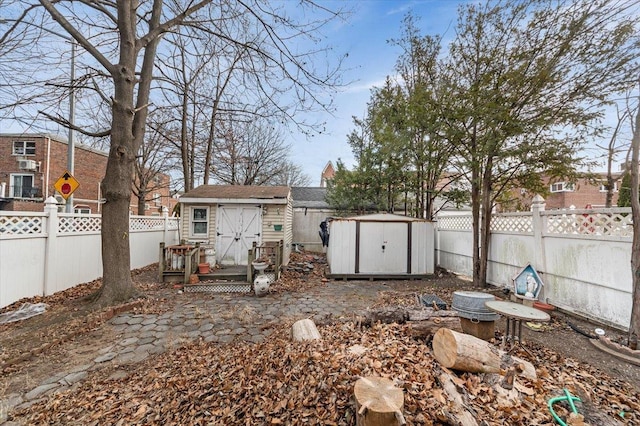 view of yard featuring a storage shed