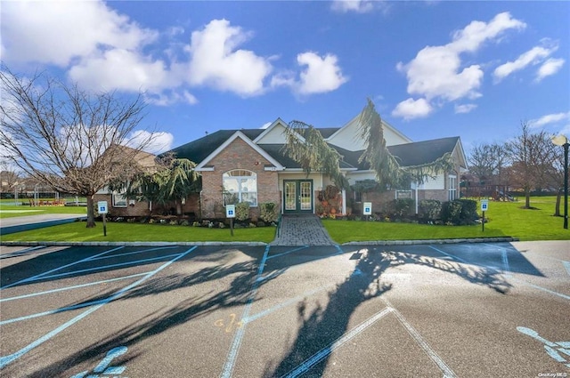 view of front of home featuring a front yard