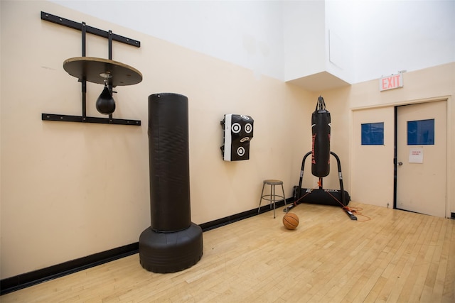 exercise area with light hardwood / wood-style flooring