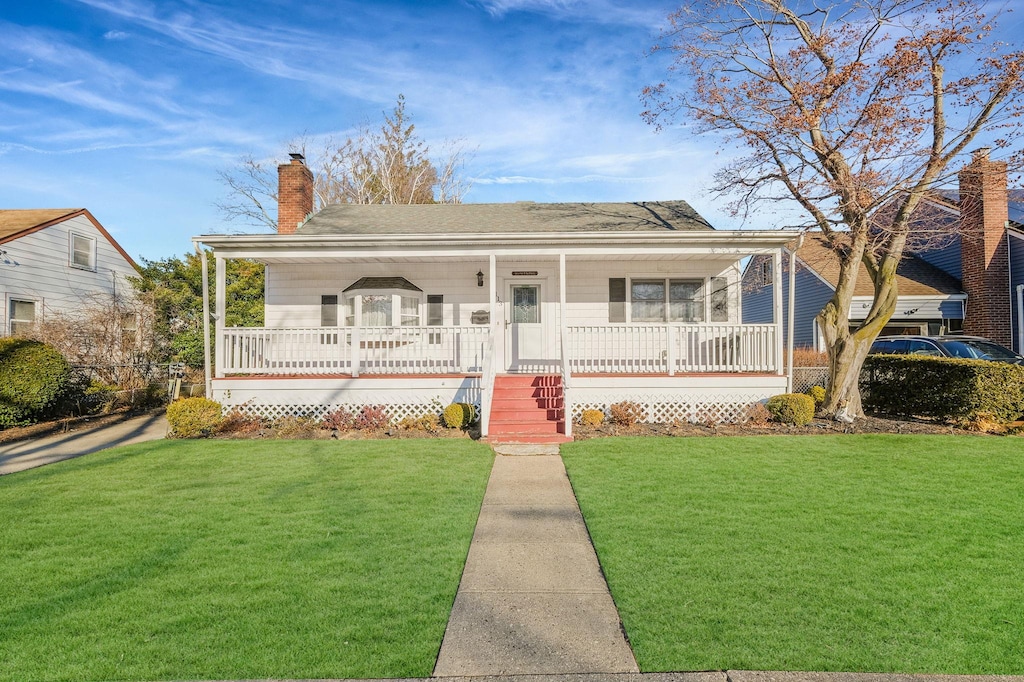 view of front of property featuring a front lawn and covered porch