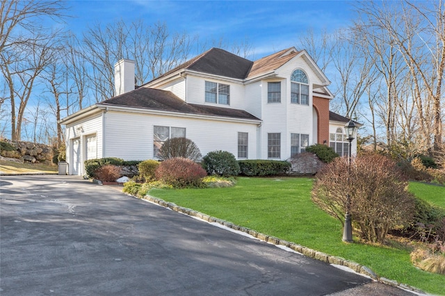 view of front facade featuring a garage and a front yard