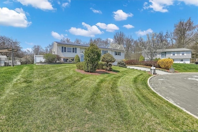 view of front of property featuring a front lawn