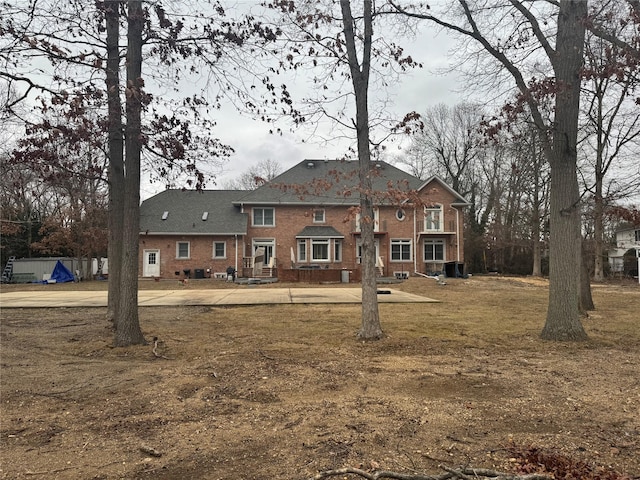 view of front of home featuring a front yard