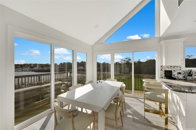 sunroom with vaulted ceiling