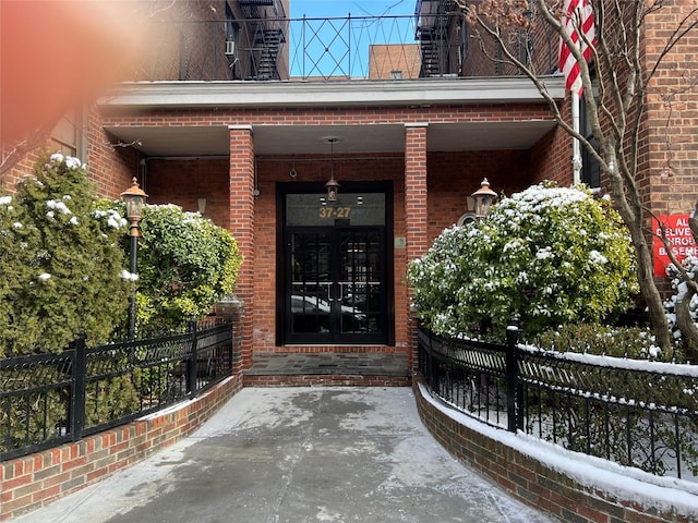 entrance to property featuring a porch