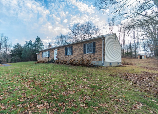 single story home with a front lawn